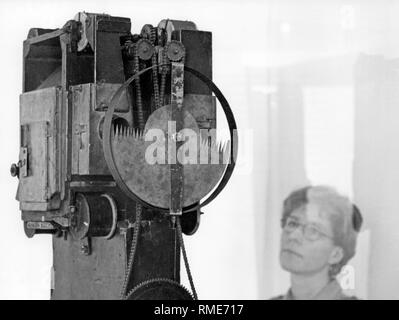 Diese Aufnahme zeigt den Film Projektor der Brüder Max und Emil Skladanowsky. Mit diesem Gerät können die beiden Die erste Kino Präsentation in Deutschland im Berliner Wintergarten". Dieses Stück ist im Deutschen Museum ausgestellt und erhielt einen Ehrenplatz in einer Vitrine anlässlich der Ausstellung "100 Jahre Kino, Oskar Messter - Filmpionier der Kaiserzeit" ("100 Jahre Kino, Oskar Messter Film Pionier der Kaiserzeit"). Stockfoto