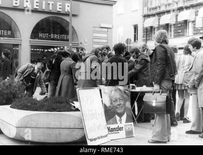 Die SPD Stimmzettel Initiative hat ihren Messestand in München vor hut-breiter und campains mit einem Plakat PD Stimmzettel initiative Bürger für Brandt" und das Porträt von Willy Brandt und "Bundeskanzler unser Vertrauen." Stockfoto