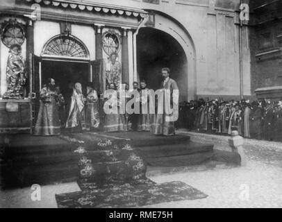 Religiöse Vertreter warten die Zaren? s Familie am Iveron Kapelle in Moskau am 15. August 1898. Silber Gelatine Fotografie Stockfoto