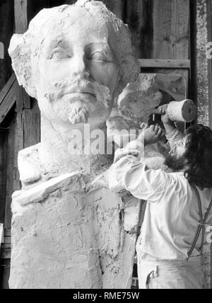 Auf diesem Foto sehen Sie Bildhauer Claus Nageler, der einen Gips Büste von König Ludwig II., die in Bronze gegossen zu werden und auf eine drei Meter hohe Säule platziert. Diese Büste ist ein Teil der König Ludwig Brunnen in Starnberg und am Bahnhofsplatz eingestellt werden. Der Brunnen wurde für die 139. Geburtstag von König Ludwig II. abgeschlossen Stockfoto