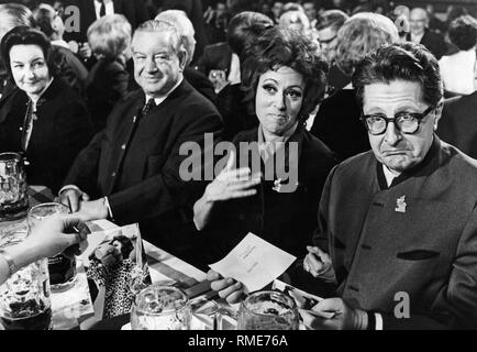 Muenchner Oberbuergermeister Hans-Jochen Vogel (rechts) mit Schlager Sänger Catarina Valente (Mitte) und der Bayerische Ministerpräsident Alfons Goppel (links). Stockfoto