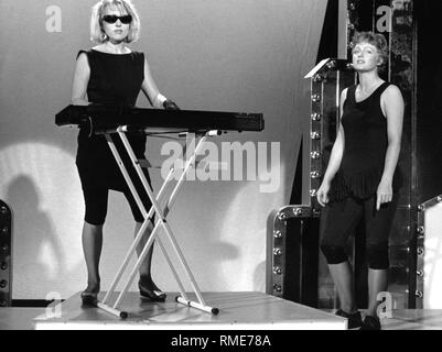 Annette und Inga Humpe (von links) bei einem Konzert. Stockfoto