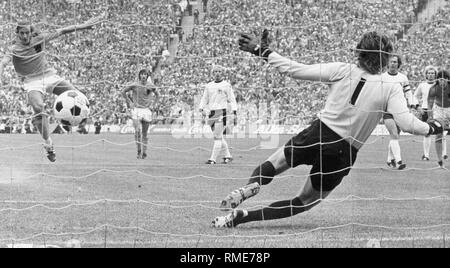 Neeskens setzt Niederlande vor mit dieser Strafe mit 1-0 im Finale der Fußball-Weltmeisterschaft 1974. Stockfoto