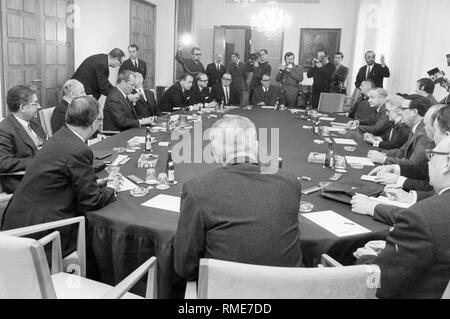 Sitzung des Kabinetts Brandt. Auf der linken Seite der Tabelle auf die zweite Position der Vizekanzler und Außenminister Walter Scheel, neben Bundeskanzler Willy Brandt. Stockfoto