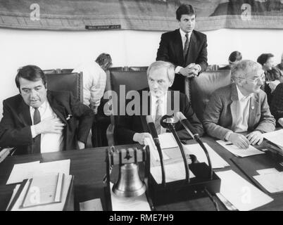 Der Münchener zweiter Bürgermeister Winfried Zehetmeier (CSU), Oberbürgermeister Georg Kronawitter (SPD) und der dritte Bürgermeister Klaus Hanhzog (SPD) im Rathaus. Stockfoto