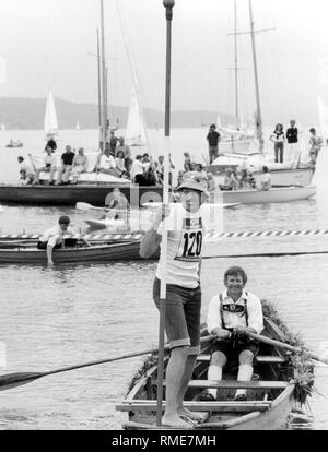 Dieses Foto zeigt, Prinz Leopold von Bayern in der traditionellen Fischerstechen Fischerstechen (Fischer) in Starnberg. Am Fischerstechen zwei Teams auf Ruderboote gegeneinander antreten, ist das Ziel, die Mitglieder des gegnerischen Teams in das Wasser mit Hilfe von einem Speer zu drücken. Ursprünglich wurde die Custom kommt aus der Binnenschifffahrt Schiffe. Stockfoto