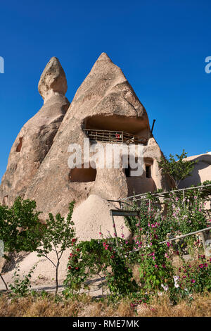 Cafeteria Balkonlu eine typische Fairy Chimney Cave House, Uchisar, in der Nähe von Göreme in Kappadokien, Nevsehir, Türkei Stockfoto