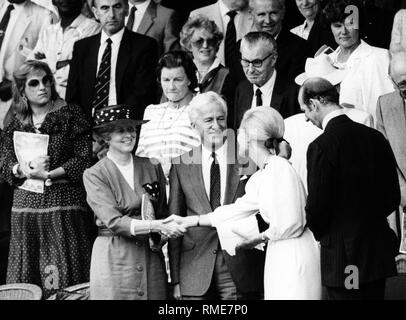 Marianne und Richard von Weizsaecker mit Katharine, Herzogin von Kent (vorne von links nach rechts) bei einem Besuch des Bundespräsidenten anlässlich der Finale von Wimbledon mit Boris Becker und Ivan Lendl (nicht abgebildet). Stockfoto