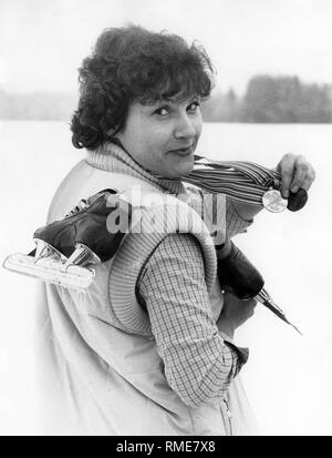 Geschwindigkeit Skater Monika Pflug mit Schlittschuhen zeigt ihre olympischen Medaillen. Stockfoto