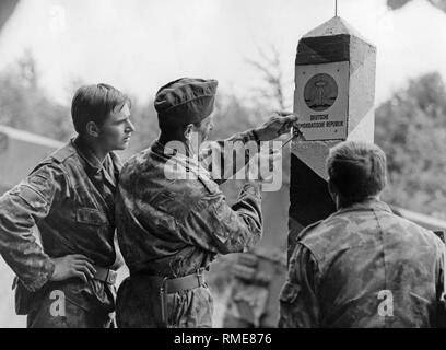 Drei NVA Soldaten durchführen, Kennzeichnung der Arbeit an einer Grenze Stein. Undatiertes Bild (ca. 1970), in der Nähe von Obersuhl, heute Gemeinde Wildeck, Hessen. Stockfoto