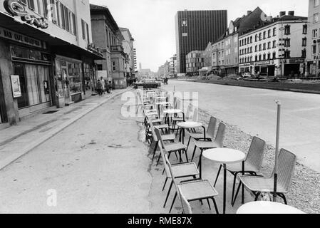 Leere Cafe, Cafe Capri" in der Leopoldstraße in München an Pfingsten 1970. Stockfoto