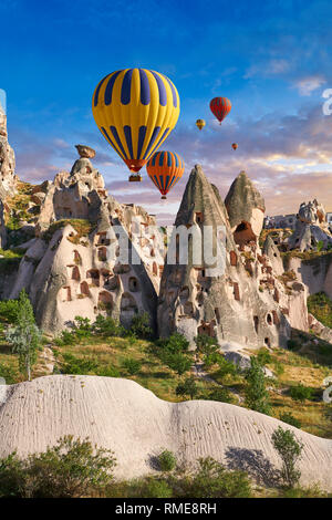 Bilder & Bilder von Heißluftballons über Uchisar Schloss & Höhle Häuser in Fee Schornstein von Uchisar, in der Nähe von Göreme in Kappadokien, Nevsehir, Türkei Stockfoto