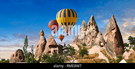 Bilder & Bilder von Heißluftballons über Uchisar Schloss & Höhle Häuser in Fee Schornstein von Uchisar, in der Nähe von Göreme in Kappadokien, Nevsehir, Türkei Stockfoto