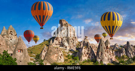 Bilder & Bilder von Heißluftballons über Uchisar Schloss & Höhle Häuser in Fee Schornstein von Uchisar, in der Nähe von Göreme in Kappadokien, Nevsehir, Türkei Stockfoto