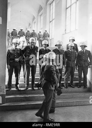 Zwei Gruppen von Polizisten sind Wache auf der Treppe von der Universität München. Stockfoto