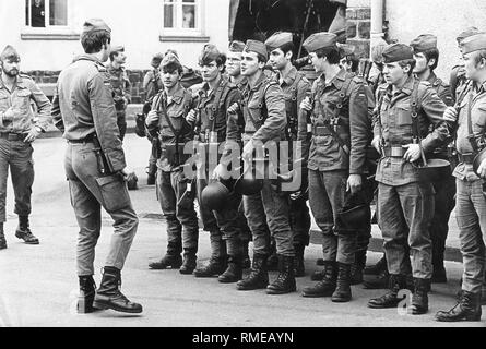 Soldaten des Pionierbataillon 310 in den Rhein Kaserne in Koblenz, bevor Sie eine Übung gefüttert. Stockfoto
