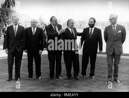 Von links: US-Außenminister James Baker, sowjetischen Außenminister Eduard Schewardnadse, der deutsche Außenminister Hans-Dietrich Genscher, der französische Außenminister Roland Dumas, DDR-Außenminister Markus Meckel und der britische Außenminister Douglas Verletzt an der 2 4 plus Zwei plus Vier Treffen der Außenminister in Bonn. Stockfoto