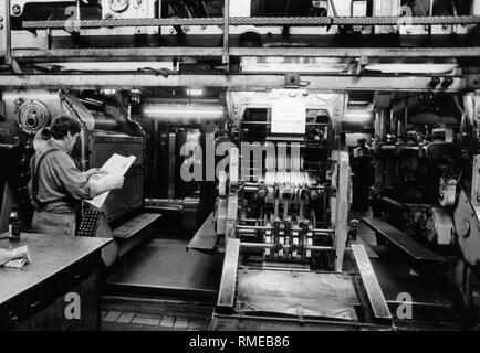 Druckerei der Sueddeutschen Zeitung auf Hultschiner Straße in München. Drucker auf der rotierenden Maschine. Stockfoto