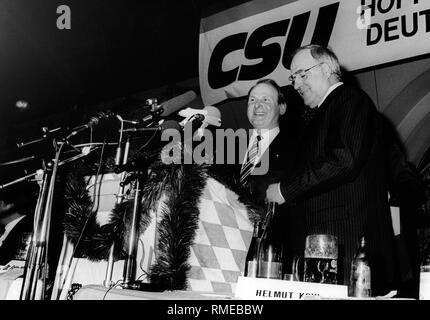 Münchens Oberbürgermeister Erich Kiesl (CSU, l.) und Bundeskanzler Helmut Kohl (CDU) bei einer Wahlkampfveranstaltung in der Traditionsgaststaette in München anlässlich der Bundestagswahl (03.06.1983). Stockfoto