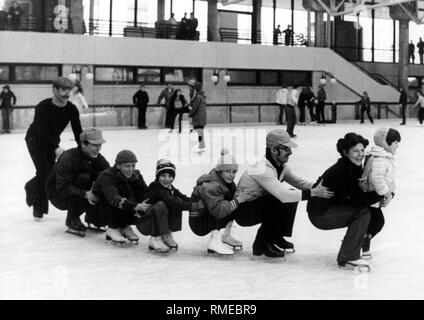 Künstliche Eisbahn im Sport- und Freizeitzentrum im Berliner Volkspark Friedrichshain, 1981 von SED-Generalsekretär Honecker geöffnet. Stockfoto