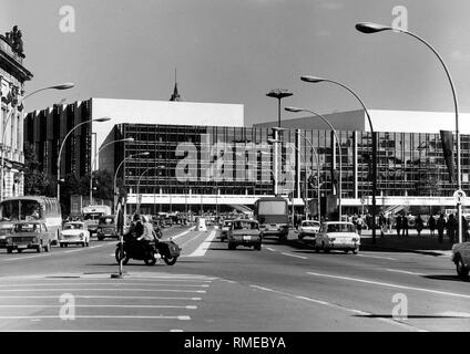 Blick von der Straße Unter den Linden über das Marx-Engels-Brücke (Schlossbruecke) an den Palast der Republik im Osten von Berlin. Stockfoto