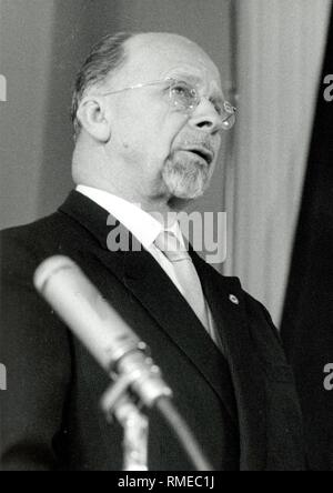 Walter Ulbricht, Pressekonferenz der Partei- und Staatschef der DDR am 15. Juni 1961 in Ost-Berlin, bei denen Ulbricht erklärt, nur zwei Monate vor dem Bau der Berliner Mauer, als Antwort auf die Frage eines Journalisten: "Niemand hat die Absicht, eine Mauer zu errichten. Stockfoto