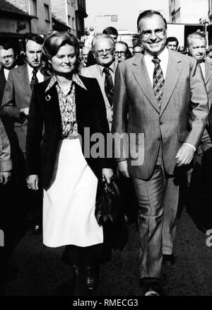 Helmut Kohl (rechts) mit seiner Frau Hannelore Kohl (links), die als Kanzlerkandidat der Union im Bundestagswahlkampf 1976. Stockfoto