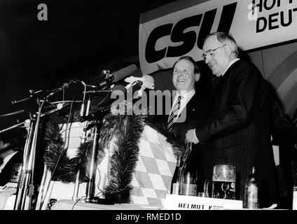 Bundeskanzler Helmut Kohl (CDU) und der Münchner Oberbürgermeister Erich Kiesl (CSU) bei einer Wahlkampfveranstaltung in der Münchner Traditionsgaststaette (Paulaner am Nockherberg). Stockfoto