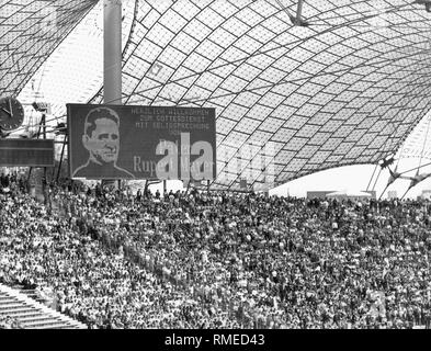 Bei seinem zweiten Besuch in Deutschland, Papst Johannes Paul II seliggesprochen der Jesuitenpater Rupert Mayer, der von den Nazis verfolgt worden war, im Olympiastadion München. Auf der Anzeigetafel (englische Übersetzung) "Willkommen beim Gottesdienst der Seligsprechung von Pater Rupert Mayer". Stockfoto