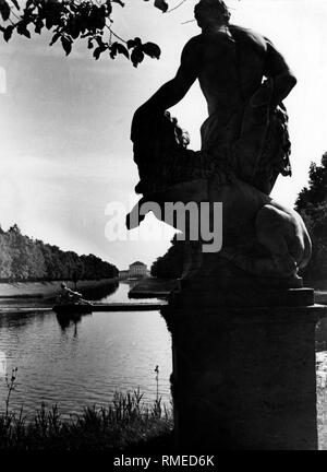 Eine Statue, dem Park und Schloss Nymphenburg (Schloss Nymphenburg) in München. Stockfoto