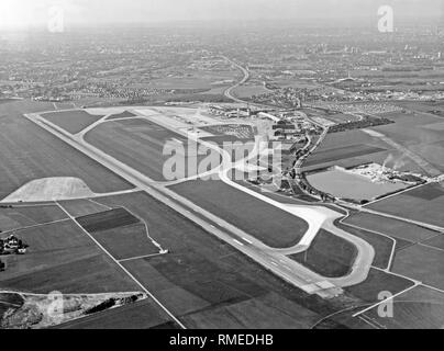 Luftaufnahme des ehemaligen Münchner Flughafen in Riem. Im Hintergrund, Teile der Stadt München, die Bundesautobahn 94 (BAB 94) und den gleichnamigen Stadtteil Riem. Stockfoto