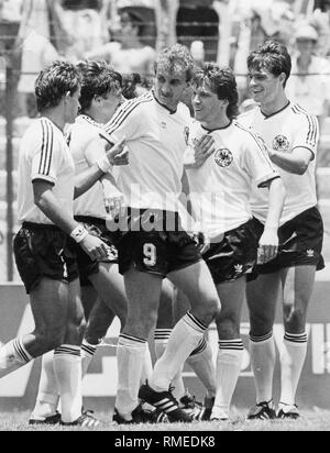 Die Fußball international Pierre Littbarski, Klaus Alofs, Rudi Voeller, Lothar Matthäus und Thomas Berthold jubeln nach einem Ziel für das deutsche Team bei der Fußball-WM in Mexiko. Stockfoto