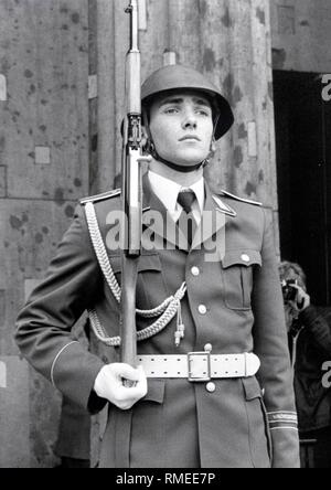 Schutz der DDR Armee vor der Neuen Wache auf dem Boulevard Unter den Linden in Ost-Berlin. Stockfoto