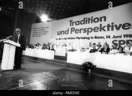 Dieses Foto zeigt die Vorsitzende der SPD-Fraktion Jochen Vogel bei seiner Rede auf dem ausserordentlichen Parteitag der SPD in Bonn. Das Motto des Kongresses lautet: "Tradition und Perspektive". Stockfoto