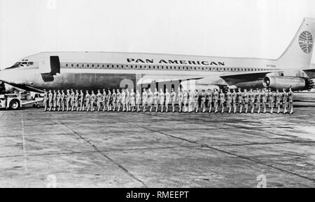 Die 45-köpfige Besatzung einer Boeing 707 der Pan Am (Registrierung N710PA, Taufe name' Clipper Caroline'). Stockfoto