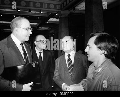 Eine Ausstellung Besucher betrachtet die Wachsfiguren von (von links nach rechts) Bundeskanzler Helmut Kohl, NATO-Generalsekretär Lord Peter Carrington und des französischen Präsidenten François Mitterrand in der Madame Tussauds Wax Museum. Stockfoto