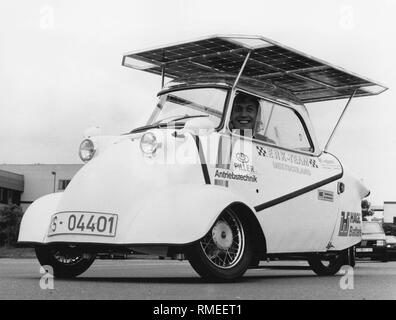 Hans-jürgen Erk sitzt in seinem Messerschmitt KR 200 Bubble Car, das er zu den elektrischen Antriebsstrang bekehrt hat und mit einer Solaranlage ausgestattet. Erk nahm mit der Luftblase Auto an der Tour de Sol 1988. Stockfoto