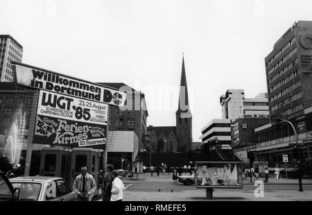 Blick auf die St. Petri Kirche und der Katharinentreppe in Dortmund. Auf der linken Seite im Vordergrund ist ein werbeschild mit der Inschrift: "WGT 12. Die westdeutsche Gartenbau-Technik (Westdeutsche Gartenbautechnik)". Stockfoto