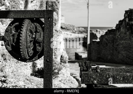 Detail einer alten rostigen Gerät entlang dem Meer in bw Stockfoto