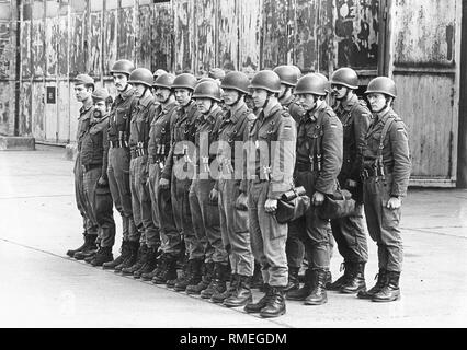 Soldaten des Pionierbataillon 310 in den Rhein Kaserne in Koblenz, bevor Sie eine Übung gefüttert. Stockfoto