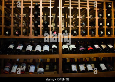 Flaschen Wein im Keller, Restaurant, Elite Getränke in den Regalen mit schriftlicher Namen Stockfoto