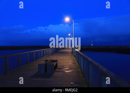 Sprachreisen South Pier in der Dämmerung den Blick von der Pier Süd zu Schlendern am Abend. Schlendern ist eine kleine Stadt an der nordöstlichen Küste von Northumberland Stockfoto
