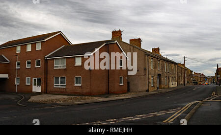 Schlendern ist eine kleine Stadt an der nordöstlichen Küste von Northumberland in Nordost-england. Dies ist die Startseite von der High Street mit Stein und Ziegel Cw 6611 Stockfoto