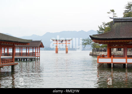 Das Torii-tor und Itsukushima Schrein, Miyajima, Hiroshima, Japan Stockfoto