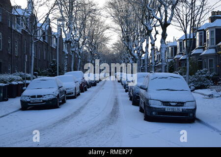 Von Bäumen gesäumten Thomson Straße Aberdeen im schneereichen Winter Szene Stockfoto