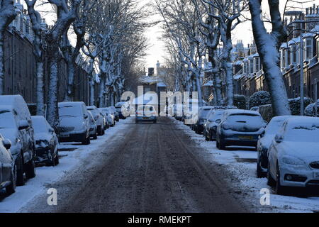 Von Bäumen gesäumten Watson Street Aberdeen im schneereichen Winter Szene Stockfoto