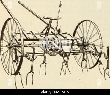 . Jährliche Katalog: 1915 Maschinen, Düngemittel, Saatgut usw. Samen Kataloge; Baumschulen (Gartenbau) Kataloge Kataloge ; Obst ; Gemüse Kataloge; Gartengeräte und Zubehör Kataloge. Die McCormick Mais Binder wird Mais in allen Längen. Es wird auch in Mais, der unten ist, verstrickt und eingereicht. Dies ist möglich, weil die Maschine mit praktischen Anpassungen, mit deren Hilfe der Bediener zum Anheben und Absenken der Sammler Waffen vorgesehen ist, so dass die Finger der Transportketten, die zu den Punkten, die der Sammler die Arme greifen und Mais, Lügen ist fast flach Upo erhöhen Stockfoto