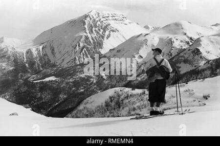 Skifahrer auf Gran Sasso, L'Aquila, Abruzzen, Italien, 1930 Stockfoto