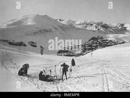 Skifahrer auf Gran Sasso, L'Aquila, Abruzzen, Italien, 1930 Stockfoto