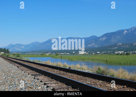 Das HLW-Linie windet sich durch die Columbia River Feuchtgebiete im Südosten von British Columbia. Stockfoto